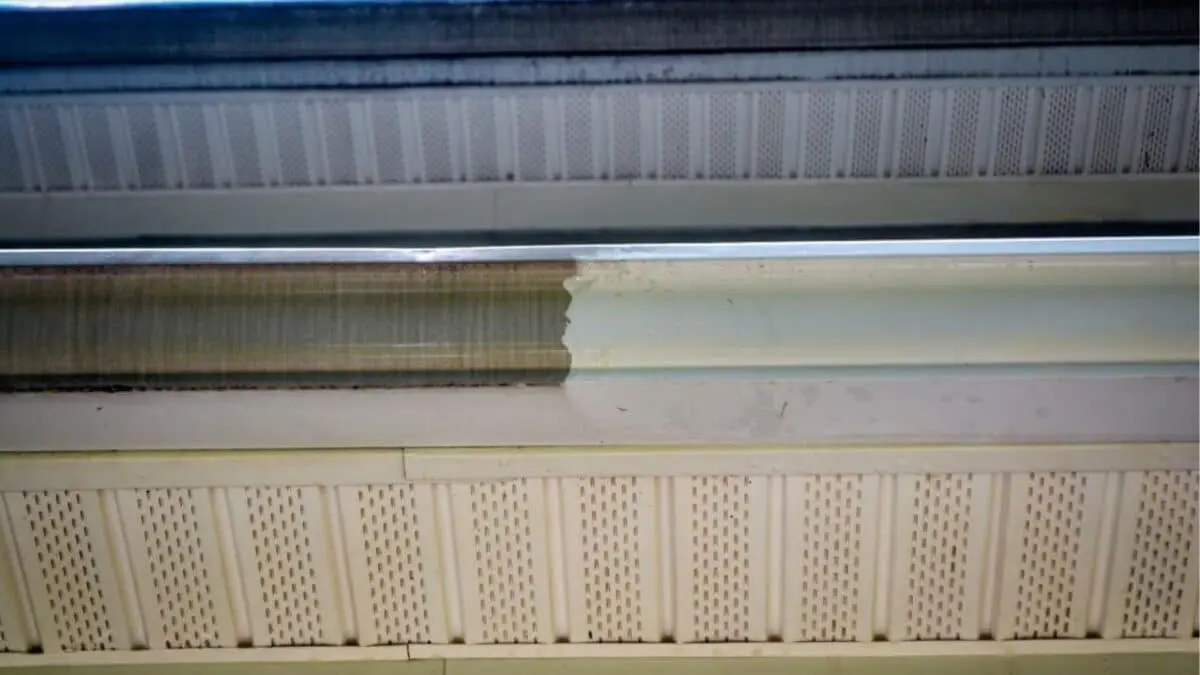 A clear before-and-after of soffit cleaning using pressure washing. Discover expert techniques for keeping your home's soffits clean and mold-free