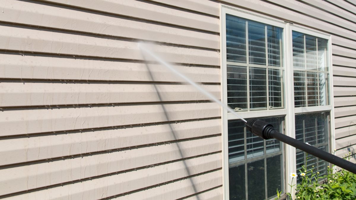 What’s The Best Time To Power Wash Houses?